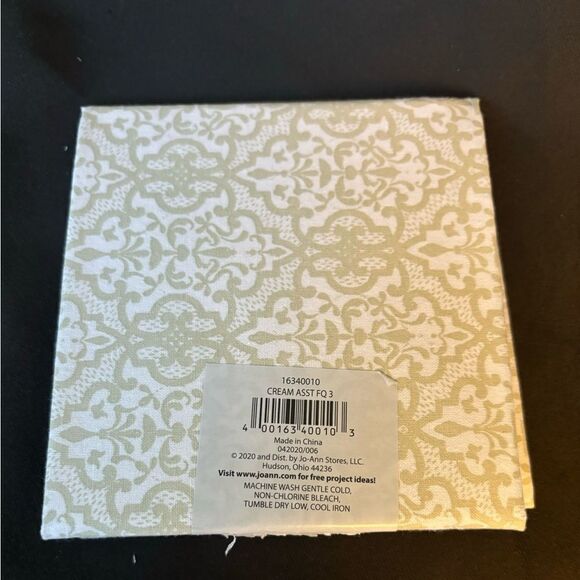 2 NEW Cream Assorted Print Fabric Fat Quarters 18” x 21” - Picture 4 of 4